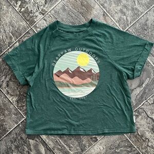 BEARPAW OUTDOORS Women’s Green Graphic Tshirt Hiking Camping Athleisure Cottage